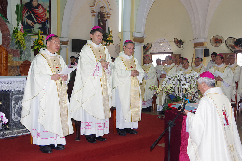 Đức Giám mục Anphong Nguyễn Hữu Long chính thức nhận sứ vụ mục tử Giáo phận Vinh