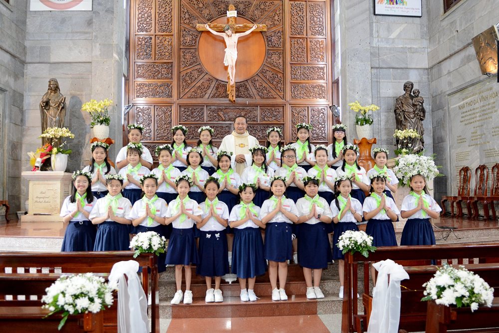 Đoàn TNTT - Lãnh nhận Bí tích Thánh Thể lần đầu ngày 19-6-2022