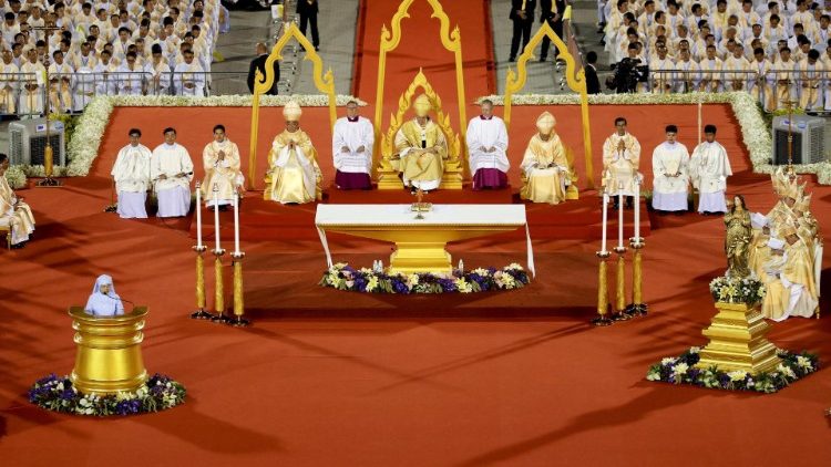 ĐTC cử hành Thánh lễ đầu tiên tại Thái Lan