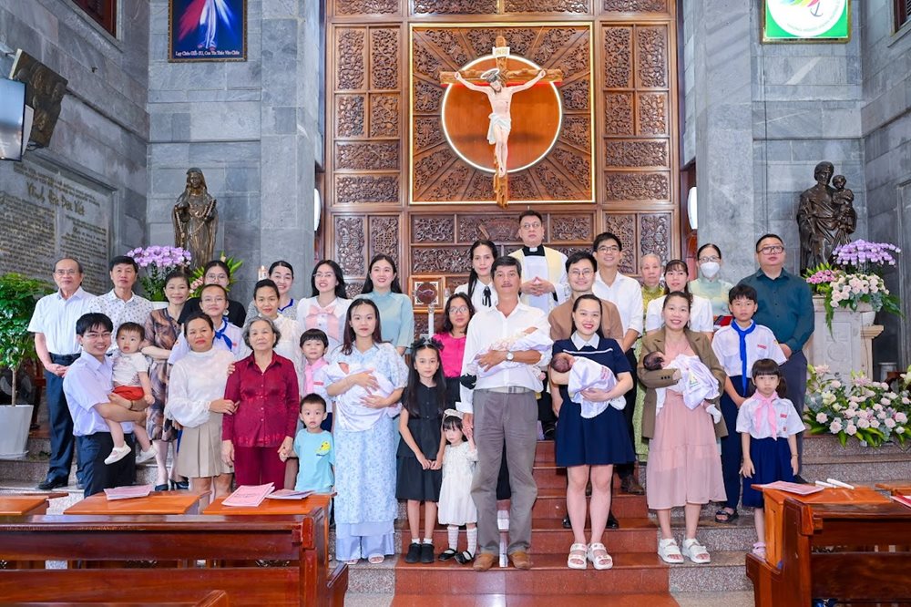 Gx. Vĩnh Hòa - Rửa tội trẻ em ngày 9.11.2025