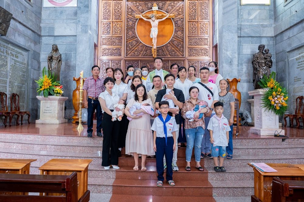 Gx. Vĩnh Hòa - Rửa tội trẻ em ngày 1-10-2023