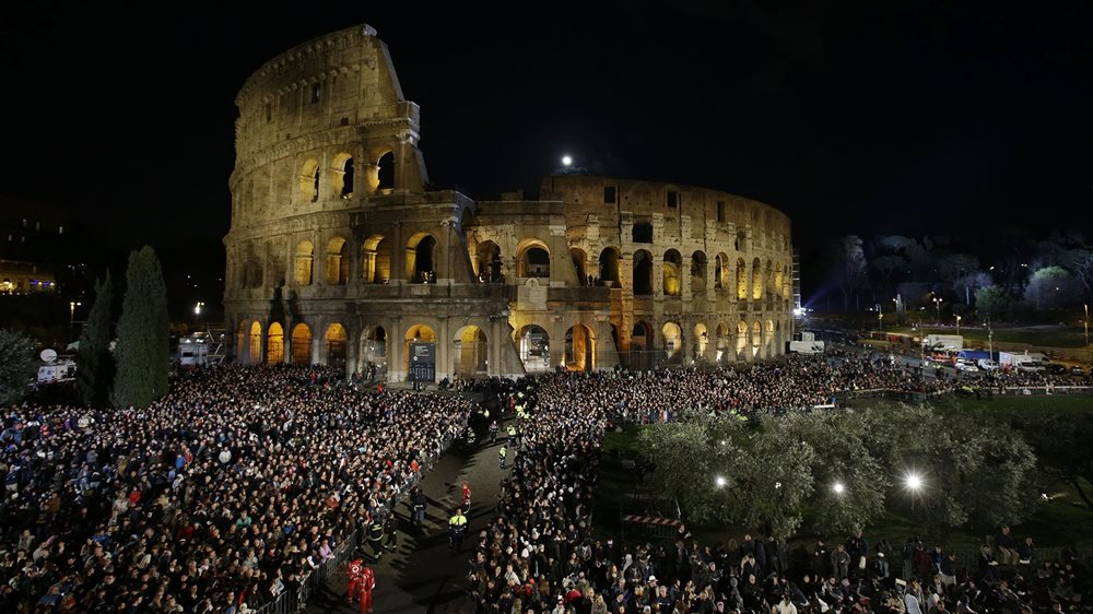 Người trẻ được uỷ thác suy niệm Đàng Thánh giá tại Colosseum