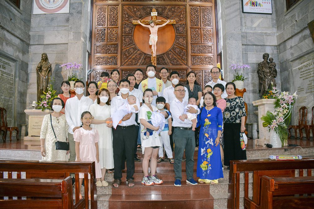 Gx. Vĩnh Hòa - Rửa tội trẻ em ngày 4-9-2022