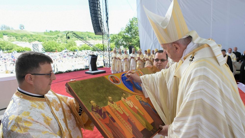 ĐTC phong chân phước cho 7 Giám mục tử đạo Rumani